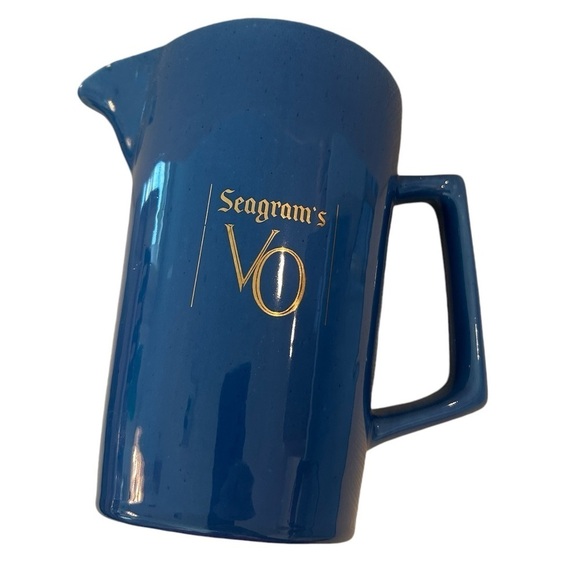VINTAGE SEAGRAM'S VO CANADIAN WHISKY PUB JUG/PITCHER LITE BLUE. MADE IN CANADA - Picture 2 of 9